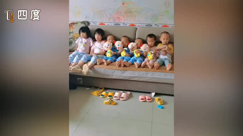 真和谐!玩具娃娃们"霸占大床" 将四胞胎孩子"挤"到小床上