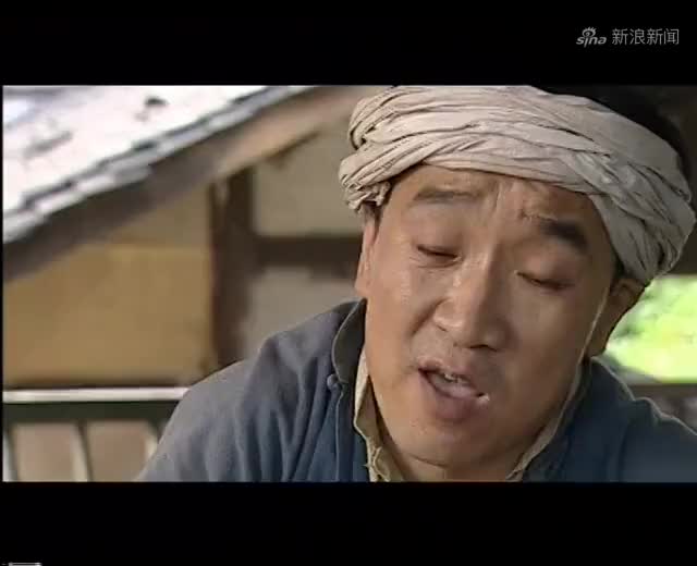 王保长新篇:潘驼背捡钱,却捡到一把枪,拿起摆弄,不料走火了