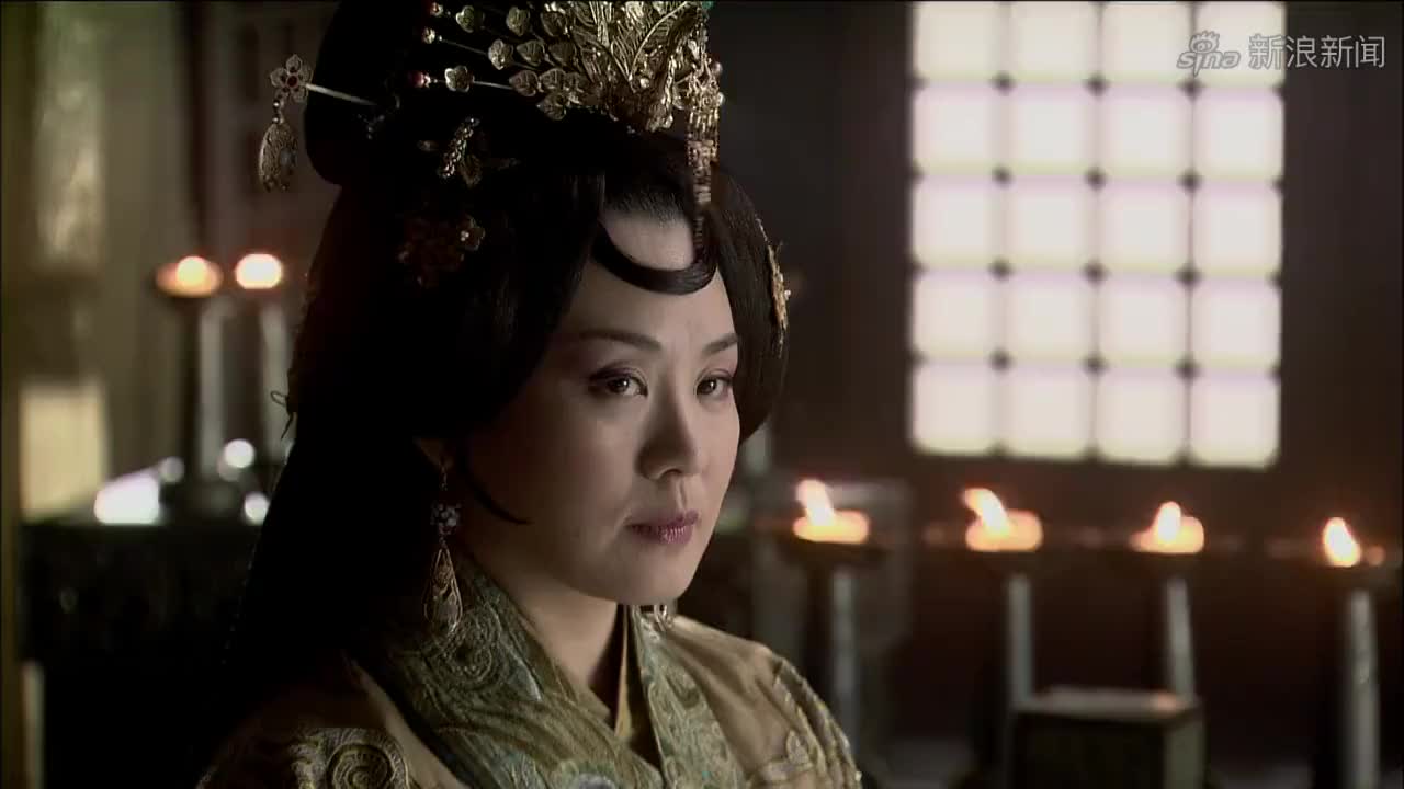 皇后要训罚昭君,皇帝听了龙颜大怒,皇后犯错我照样治她之罪