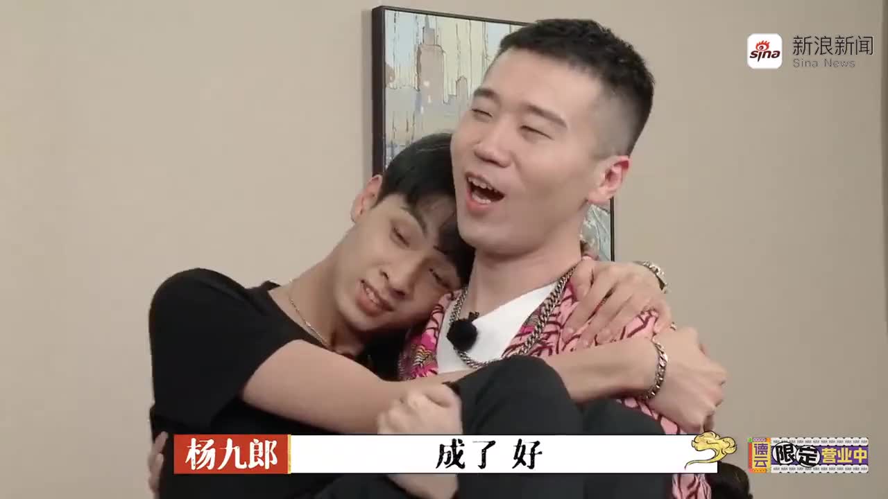 德云斗笑社:杨九郎尚九熙休息时间吃鸡腿,这也太香了