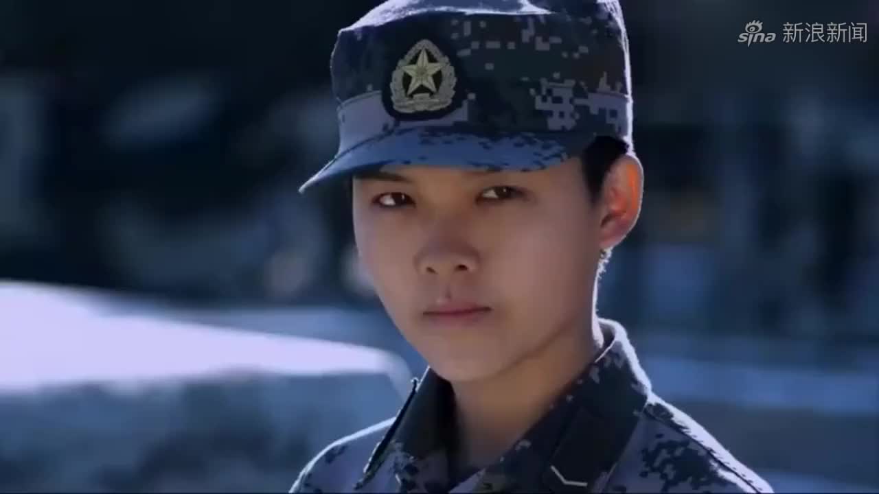 麻辣女兵:左轮发现汤小米罚站,走过去,让汤小米还子弹