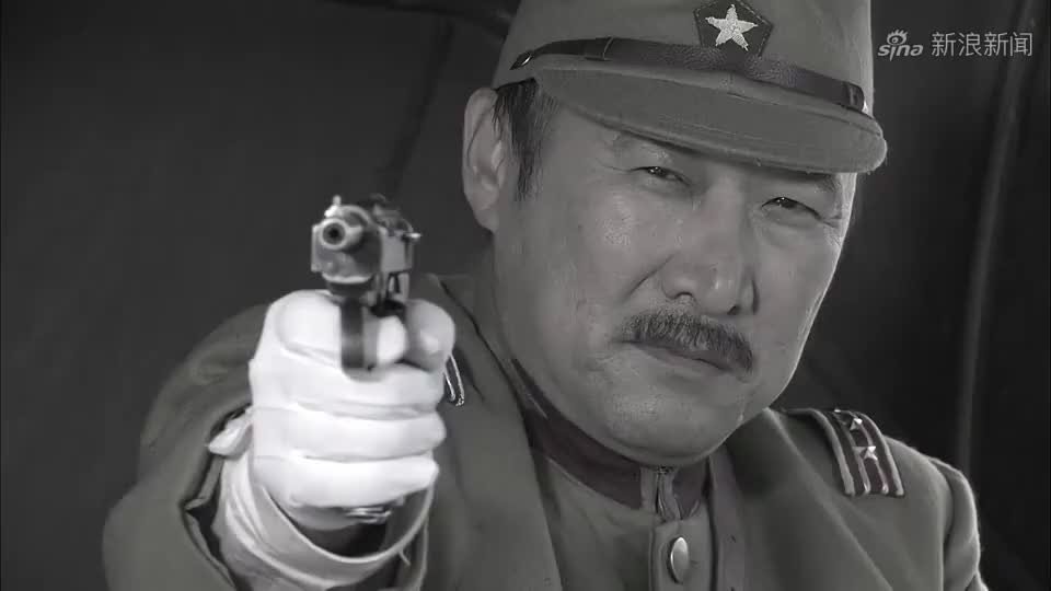 大佐以为武工队不敢动手,谁知女高手箭法高超,一箭穿心