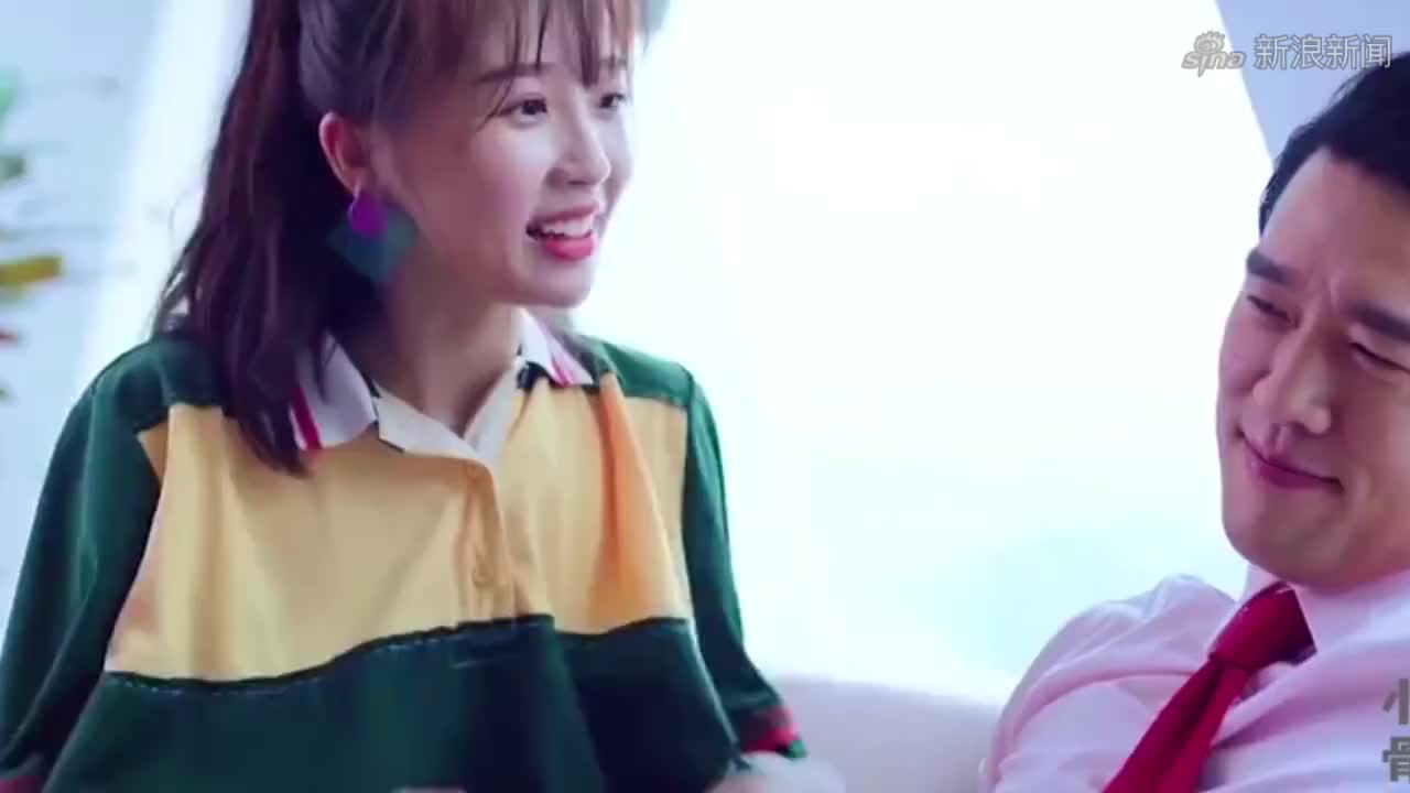 蔡敏敏来到了元宋的家,此时此刻女主正全副武装在做菜呢