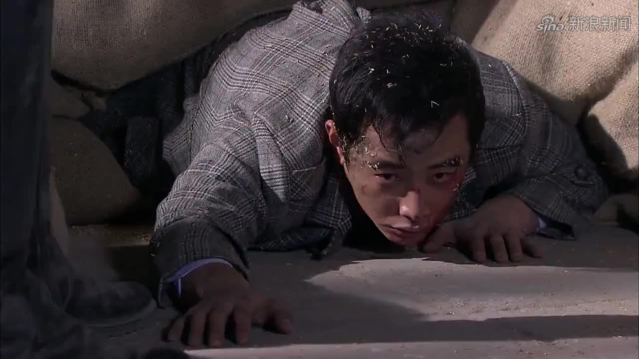 枪侠:为了让余锦顺利逃走,满春不幸被子刚摔倒在地,昏迷不醒!