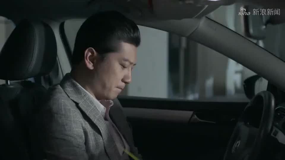 同在屋檐下:嘉伟丢下自己的家庭,竟然和下属有说有笑出差