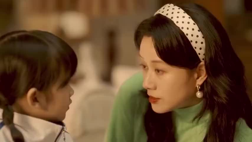 单亲妈妈:穷姑娘求老板帮忙,不料遭刁难,拿起白酒直接对瓶吹