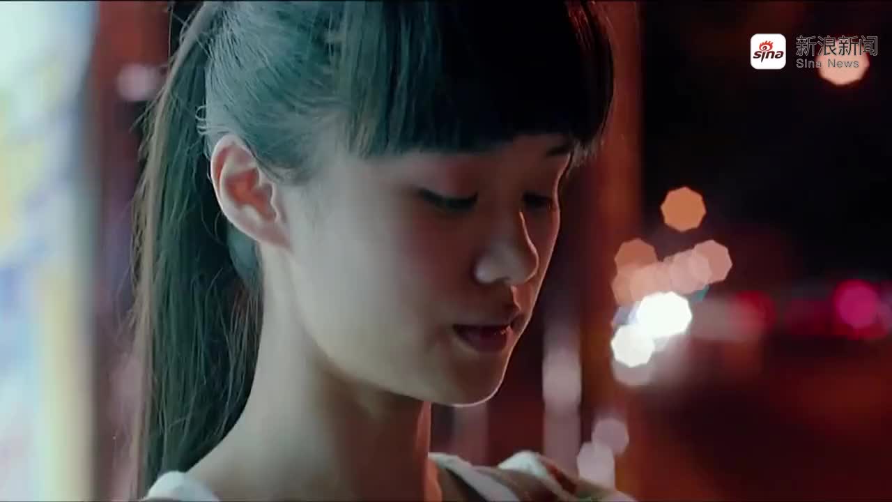 青春派:集体合影时,同学们忘不了亲爱的老师