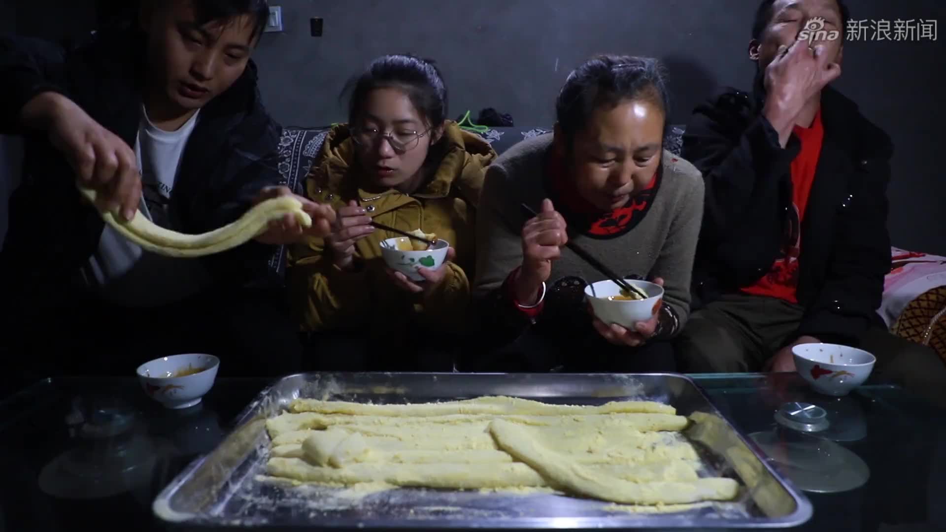 米饭哥一家人晚上随便吃点,糯米糕蘸红糖,大口吃的咕儿响