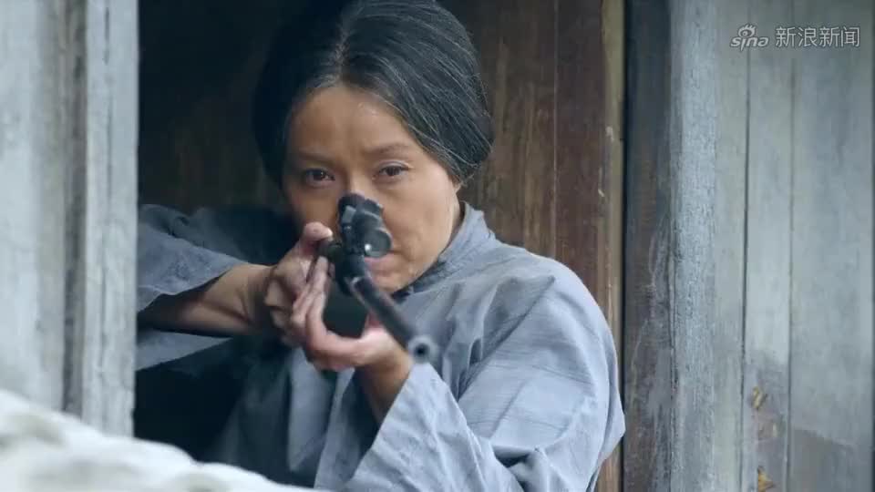 殊死七日:女杀手乔装成老太婆,把狙击枪藏进拐杖,结果高兴早了