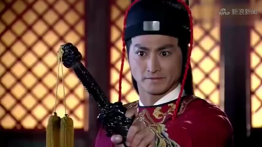 包青天:南侠展昭的名气真大,女贼得知他的名号就怂了:我们走!