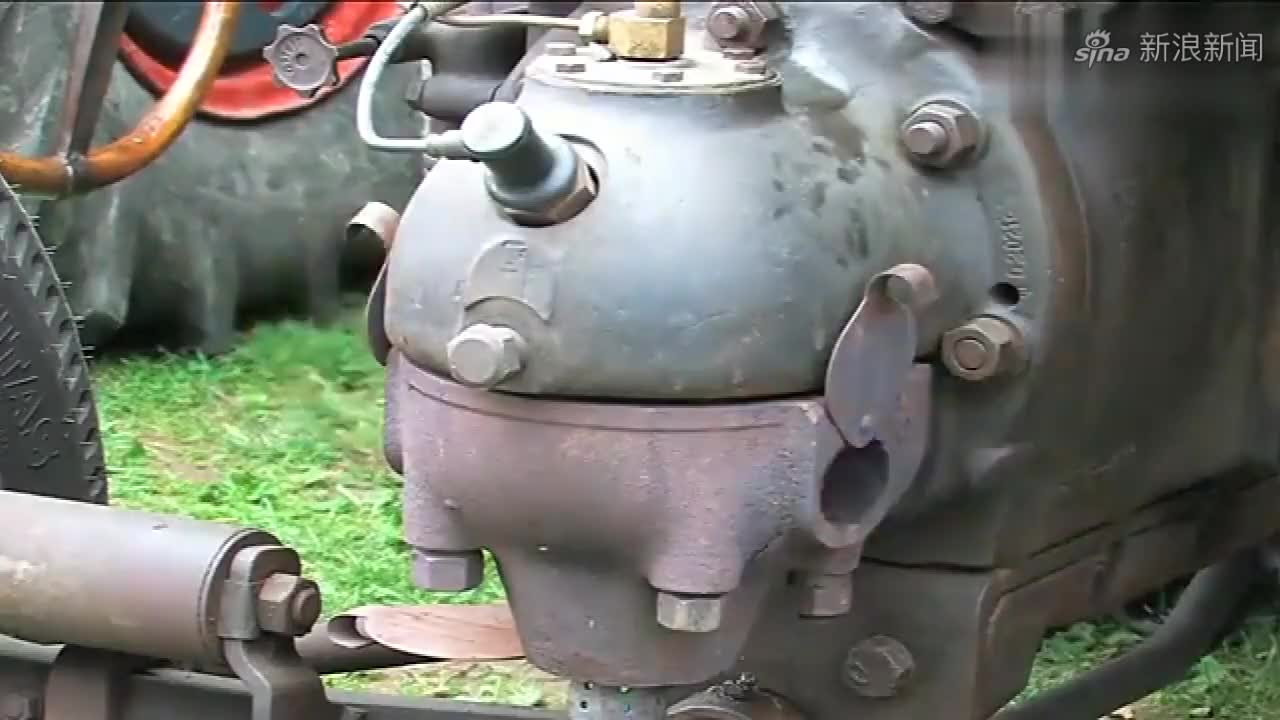 启动热球柴油发动机,在这之前要烧热前面那个"球"!