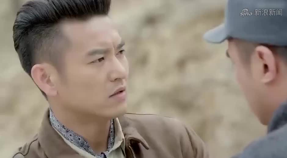 飞哥大英雄:彩霞见着梁飞就往上扑,梁飞直接拿飞镖招呼,真逗