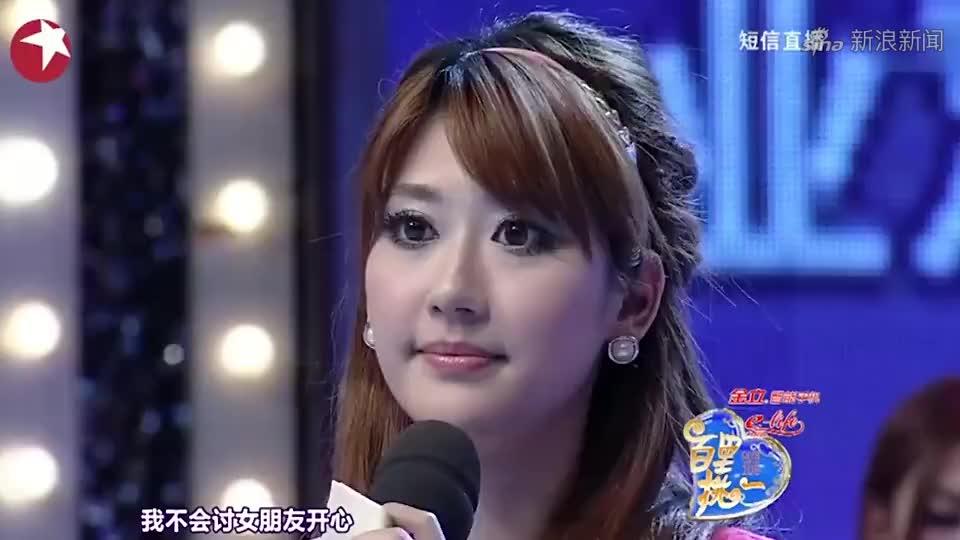 女孩人美声更甜,街边深情独唱,小伙直愣愣地看呆了丨凡人有喜