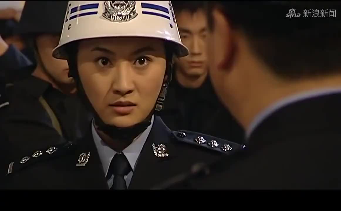 警中警:黑窝被抄,黑社会持武器阻拦警察,居然敢和武警对着干!