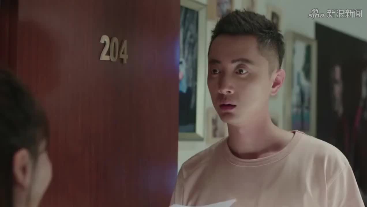 警犬来啦:警犬华哨破案立功,梁粤送它珍珠链,这带法真好玩啊