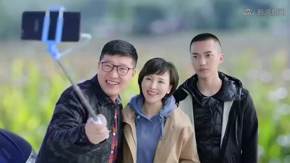 最美的乡村:三人终于下乡在路边拍照,郑浩却臭着个脸
