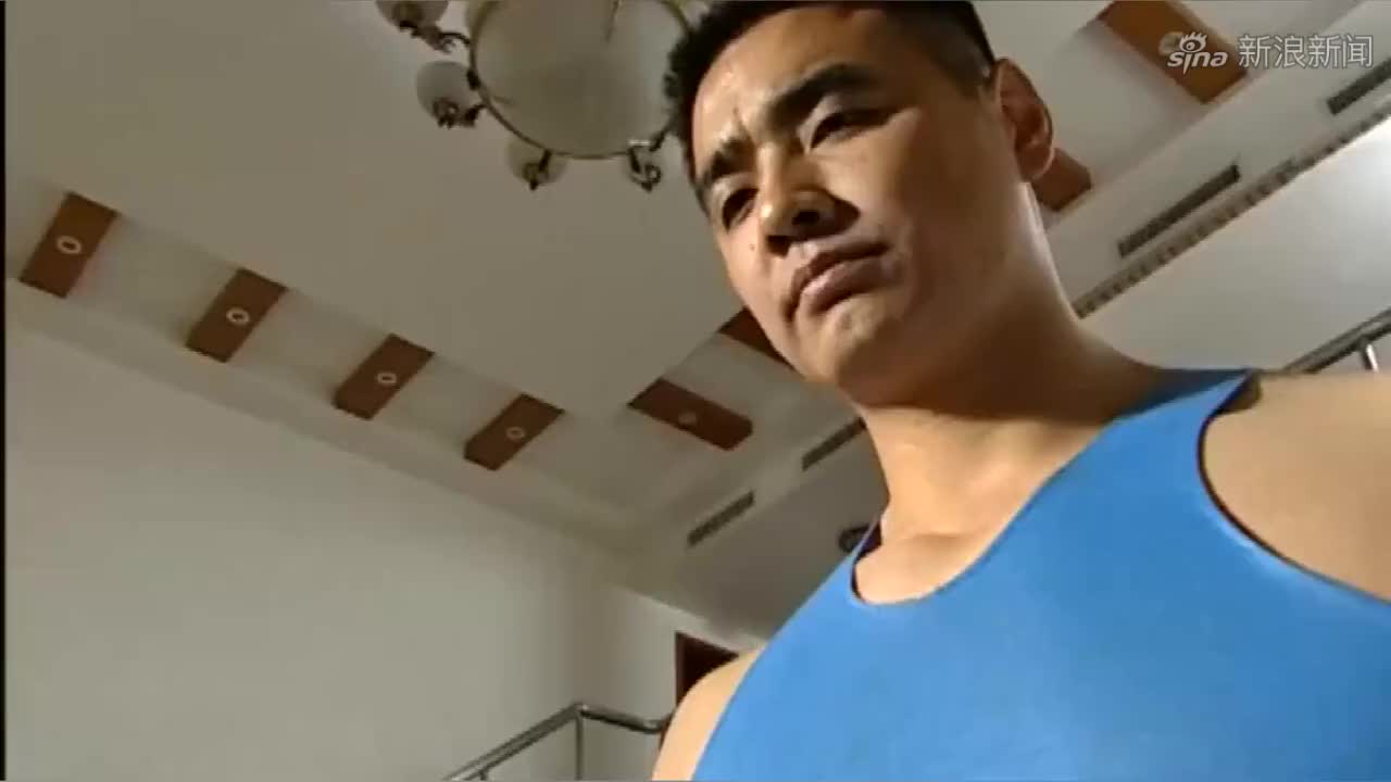 渴望城市:大壮和招娣在宿舍,工友突然闯进来,干活时打起来