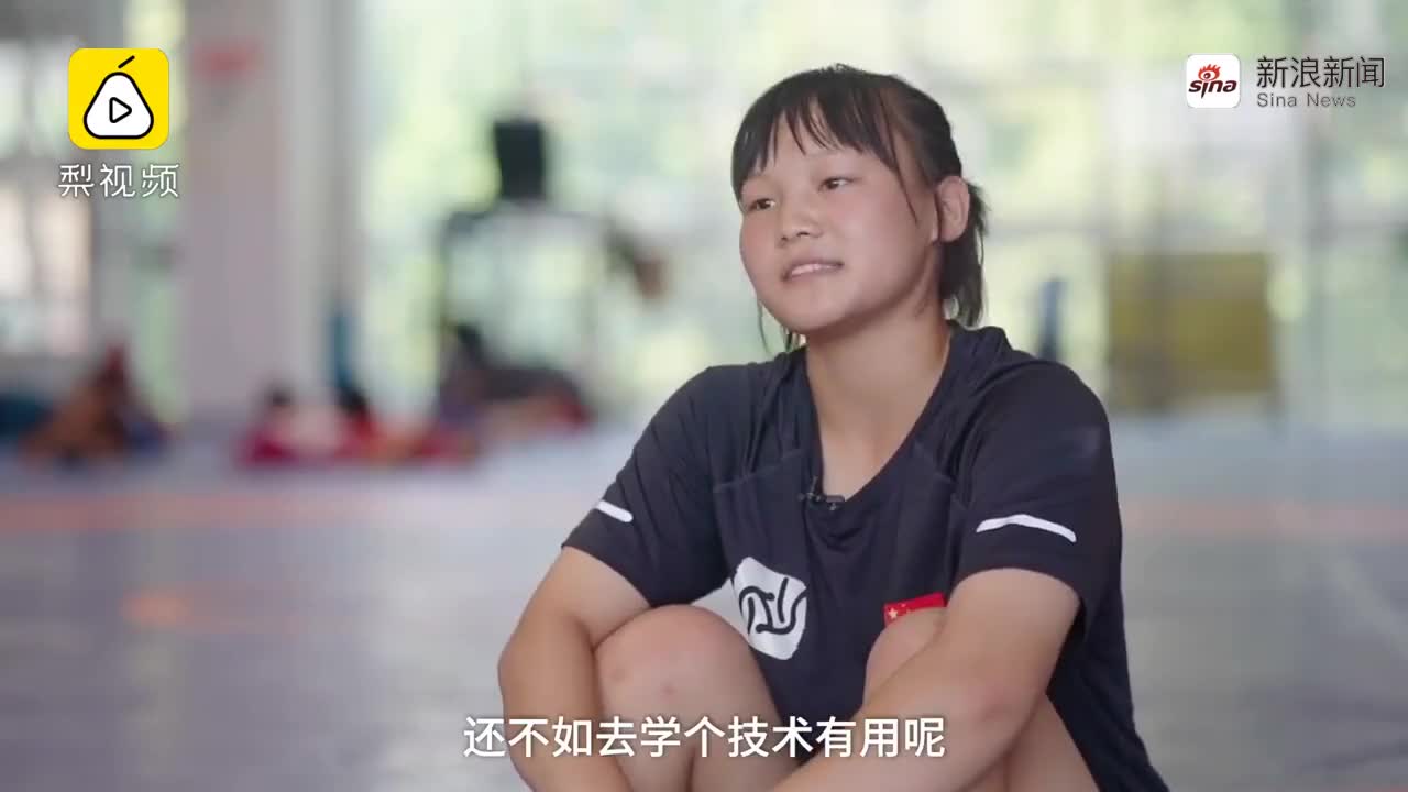 尹航穿着国家队衣服到公园打球,输了把衣服脱给大哥