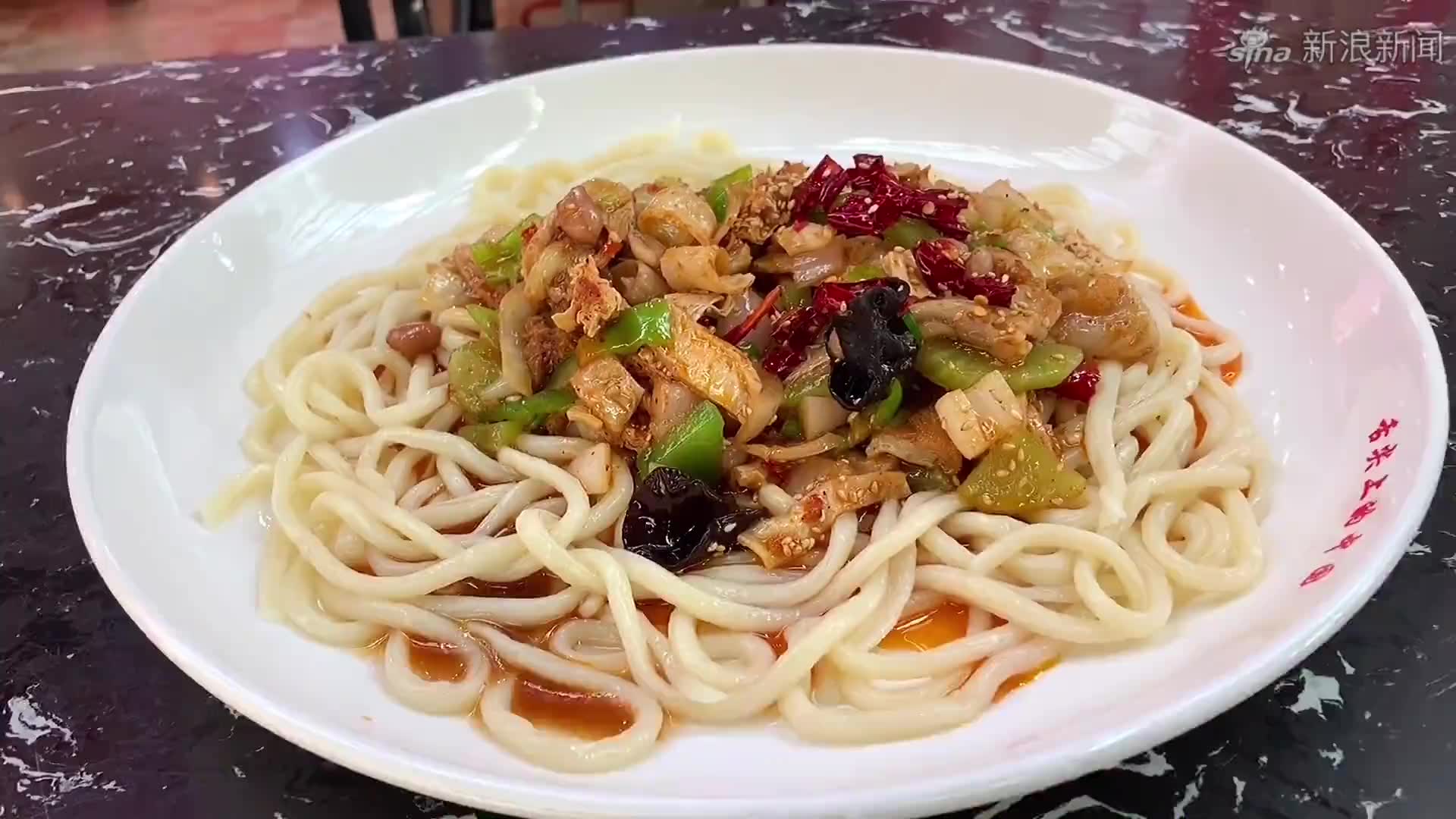 西安可流行的香辣爆肚面25元,一碗香辣爆肚一盘面,面可以随便加