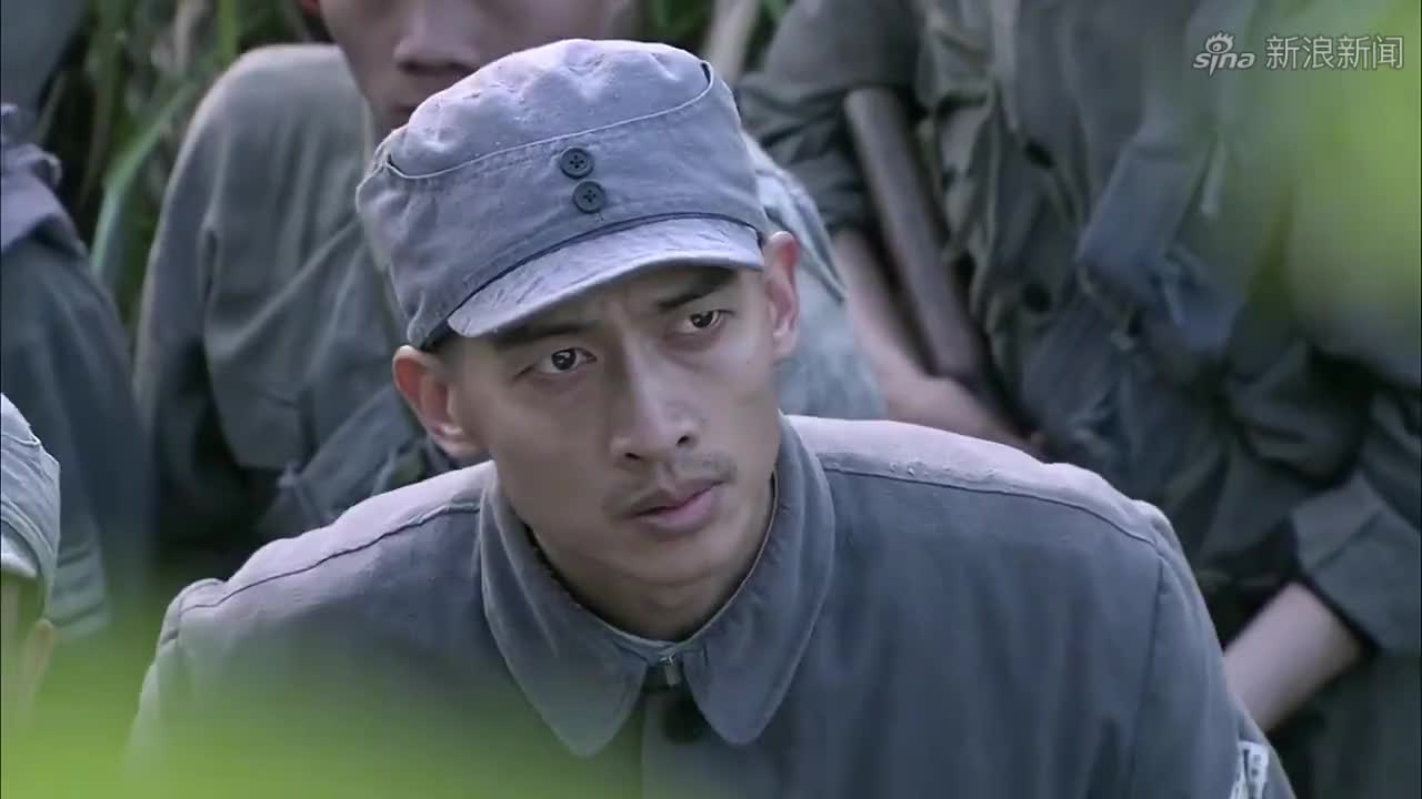 孤军英雄:长官审讯女战士,本以为能顺理成章,却遭到反感!