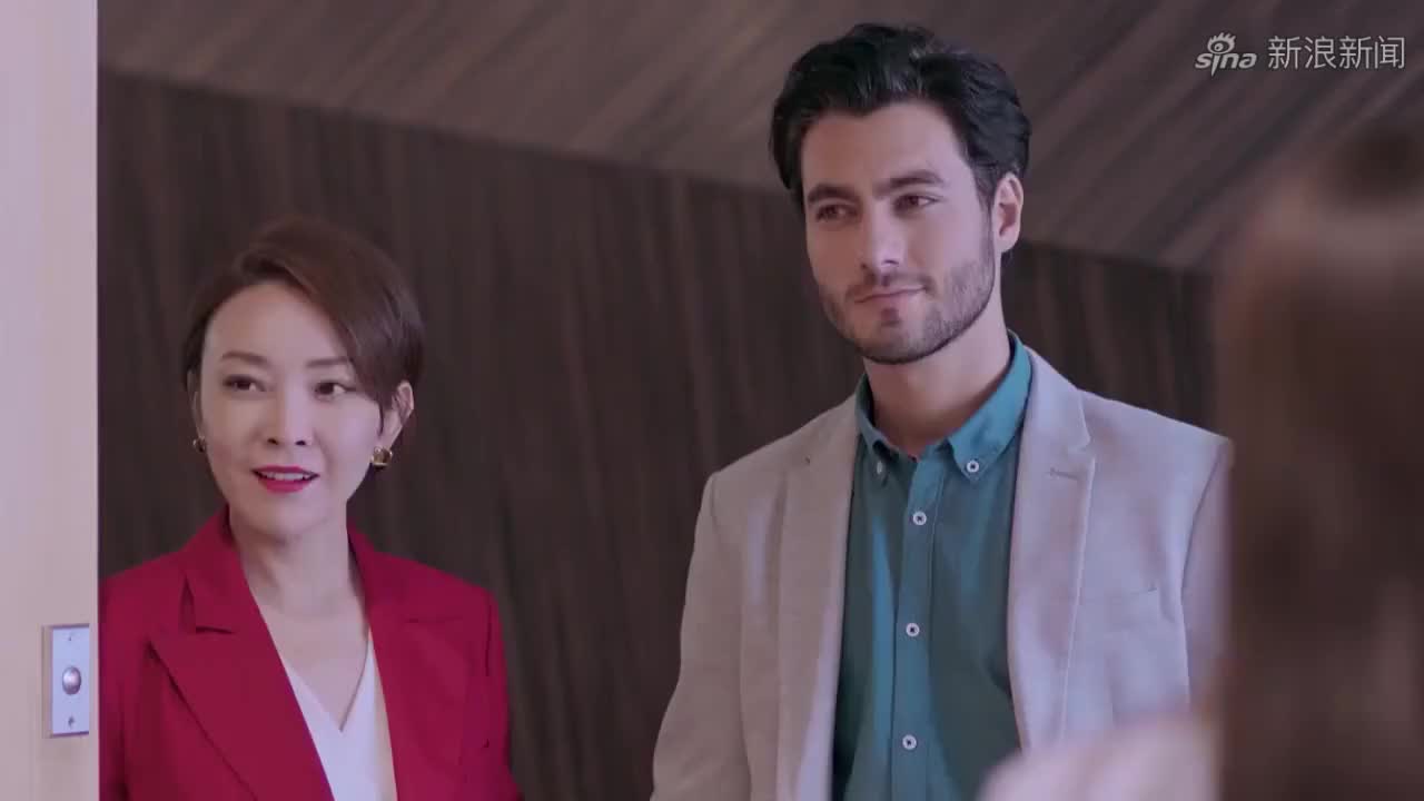 女魔头的国外老公这么帅,同事们眼红得要死,满脸的羡慕