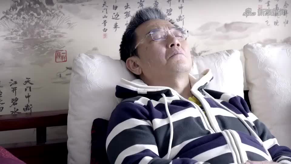 空巢姥爷:老人打台球正在朋友悄悄来了,结果被老人误打!