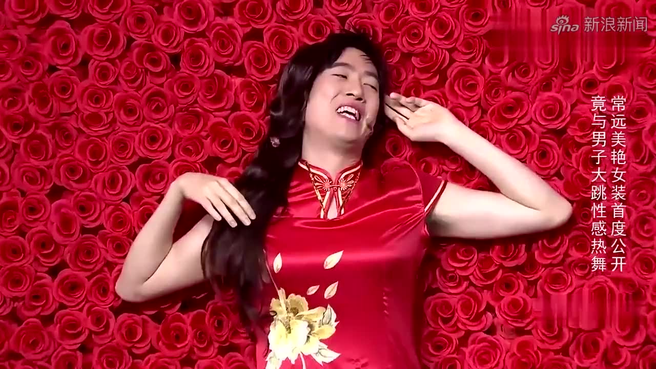喜剧人:常远男扮女装,哪料引起赤木的喜爱,送上巨型玫瑰