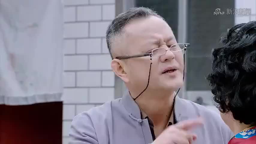 苦乐村官:万乐给万喜一捧花,夸万喜真帅