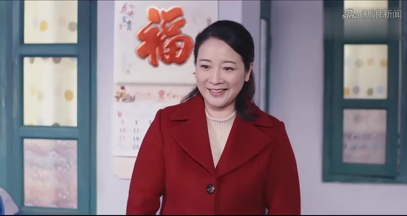 木兰妈妈:女孩正按脚,老妈端着热水进来了,女孩被感动了