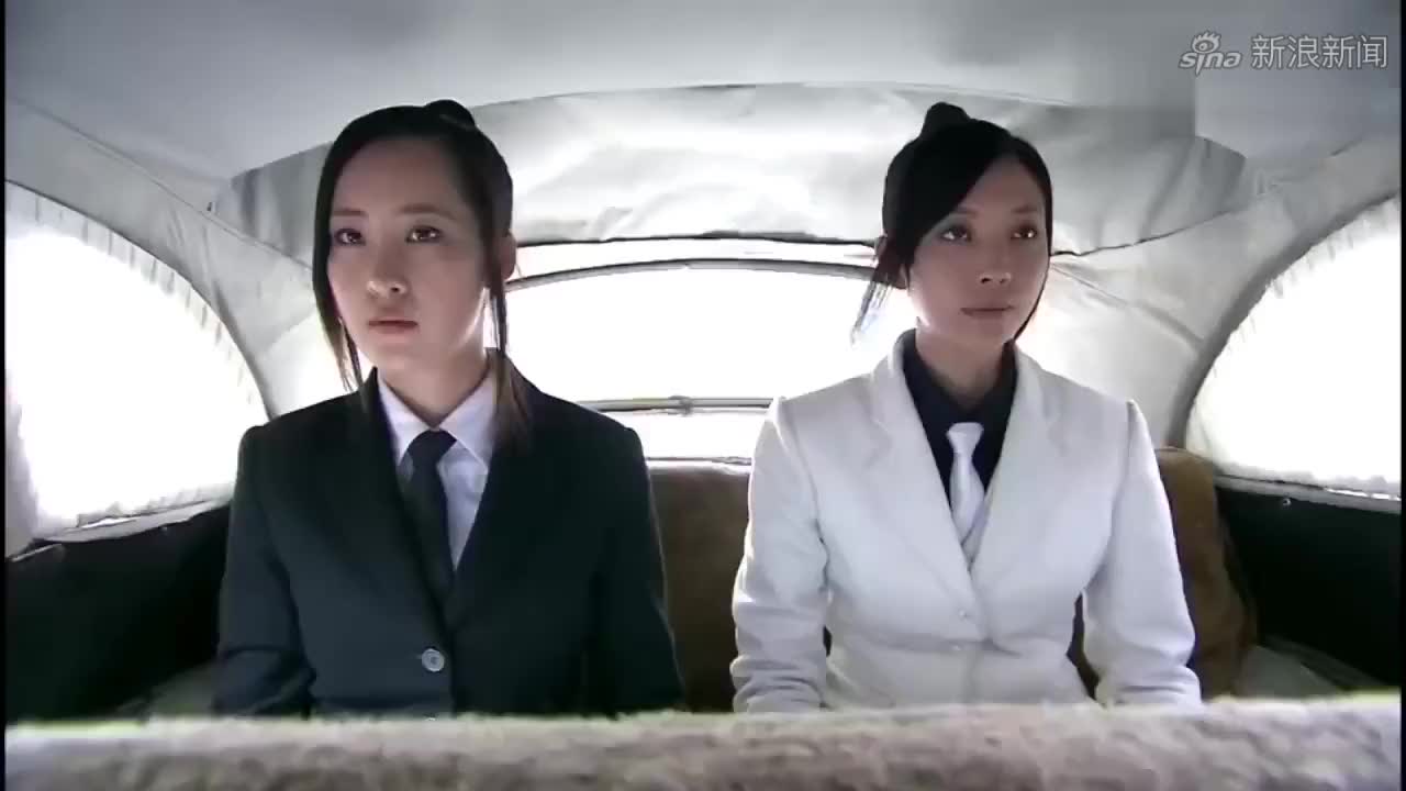 喋血孤岛:小伙让红叶给他擦鞋,这时芙蓉出来了,吓得直哆嗦