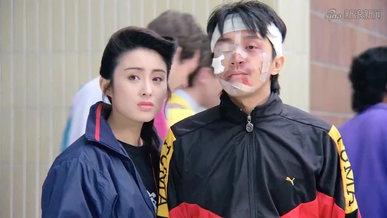 不愧是兄弟,一个被打得满脸创可贴,一个肿成猪八戒