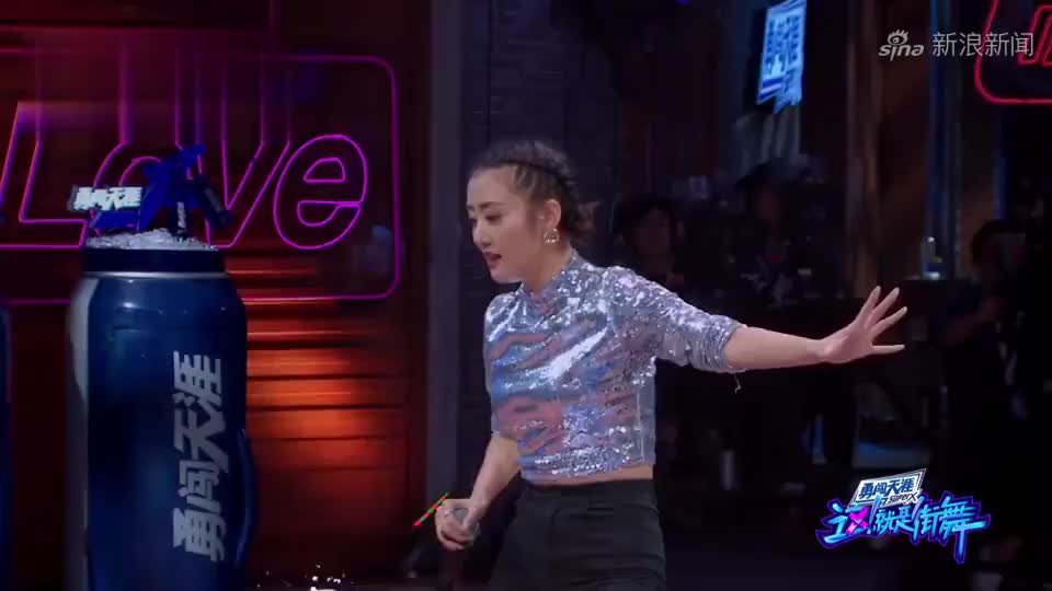 这就是街舞:黄卉得到三票,用超快语速送走了节目的字幕员,太逗