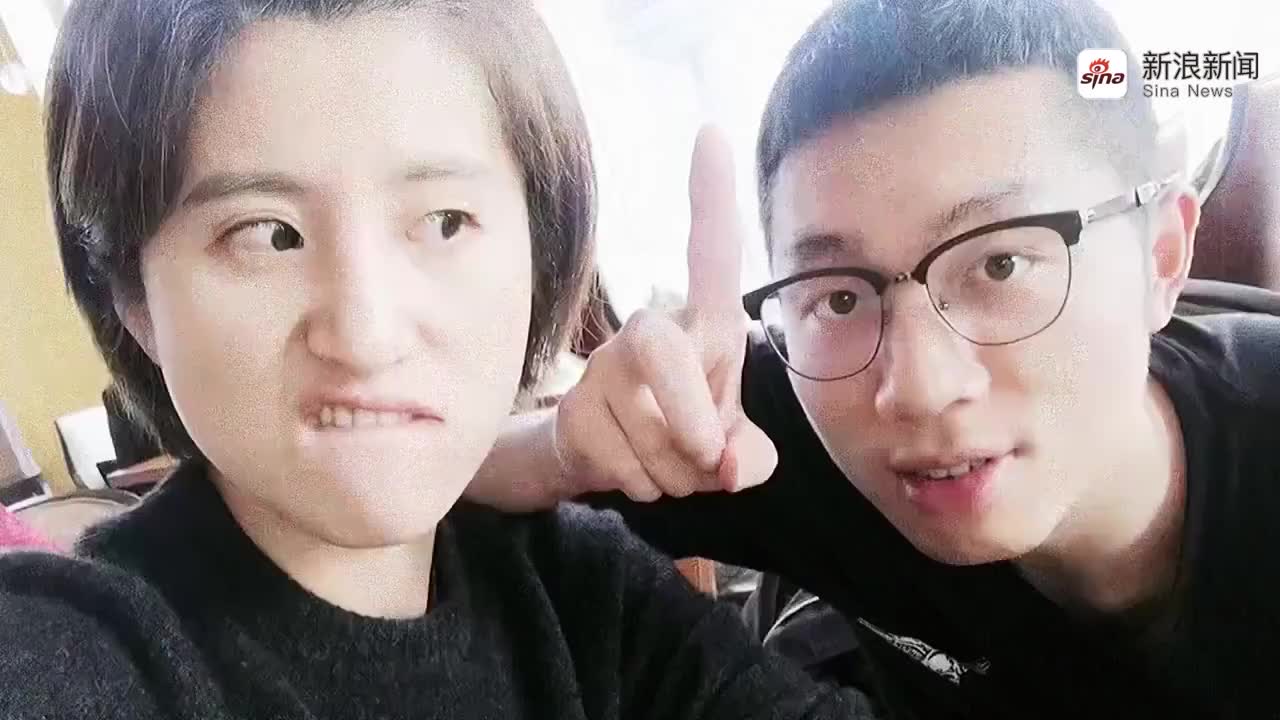 七夕,周医生给秋子买了一束花,两人谈起恋爱的旧事满满的感动