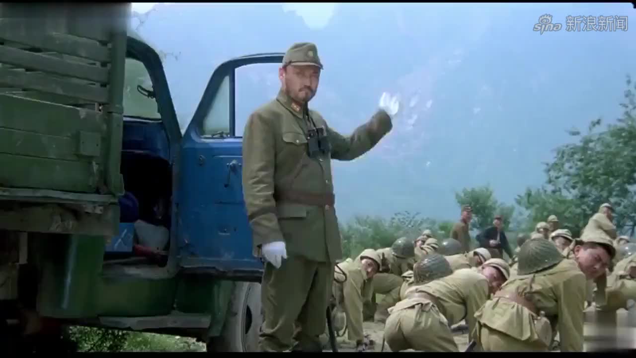 举起手来:三个人好像脑子不好,这样拦火车,能拦住就怪了