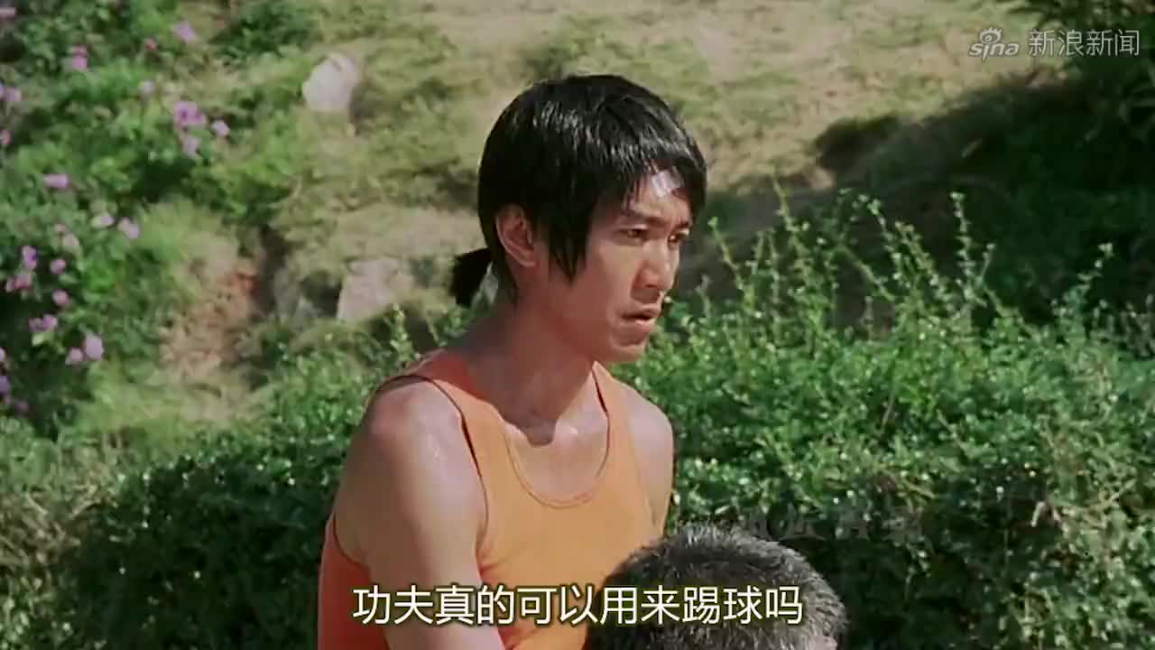 少林足球:星爷展示大力金刚腿,一脚足球把墙都踢穿,吓坏小混混