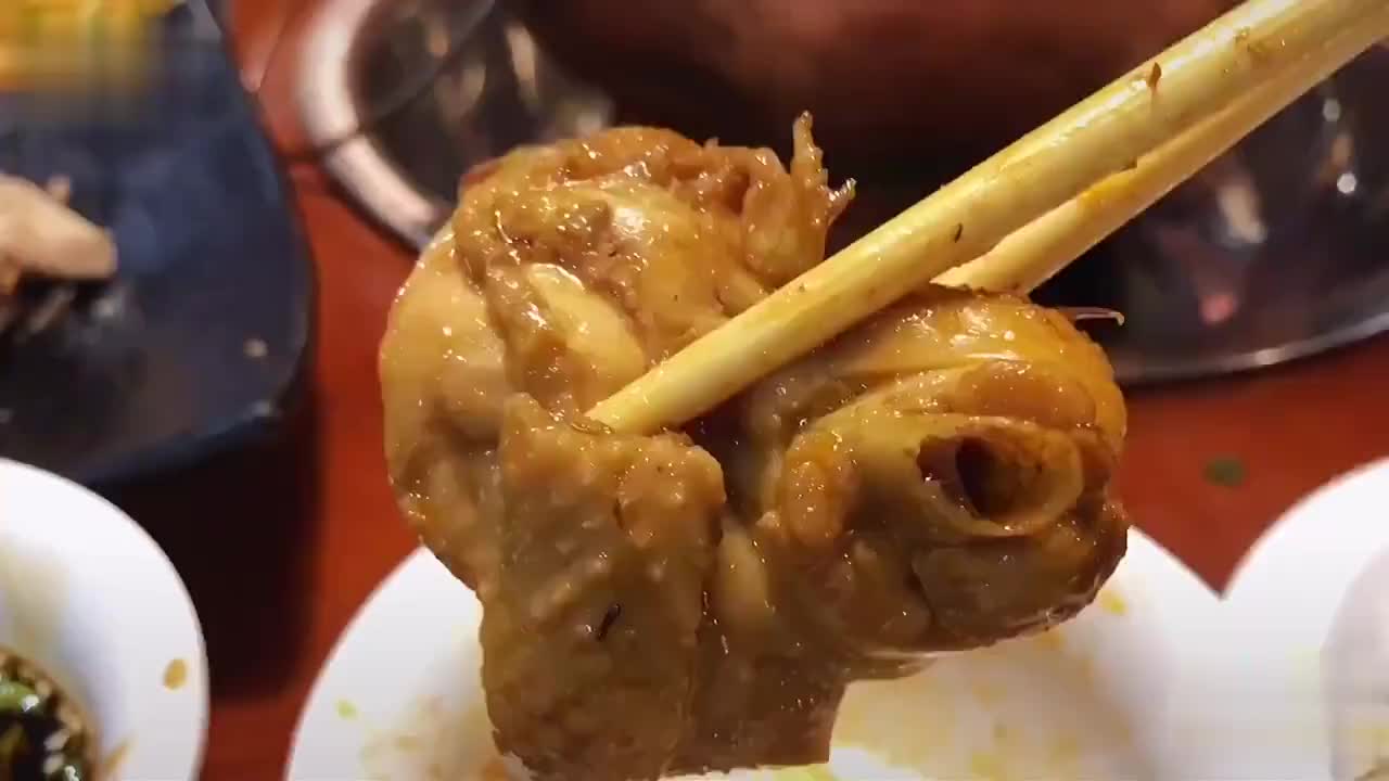 餐馆老板吐槽批发牛蛙注水如气球:虽是行业潜规则,但这次太过分_手机