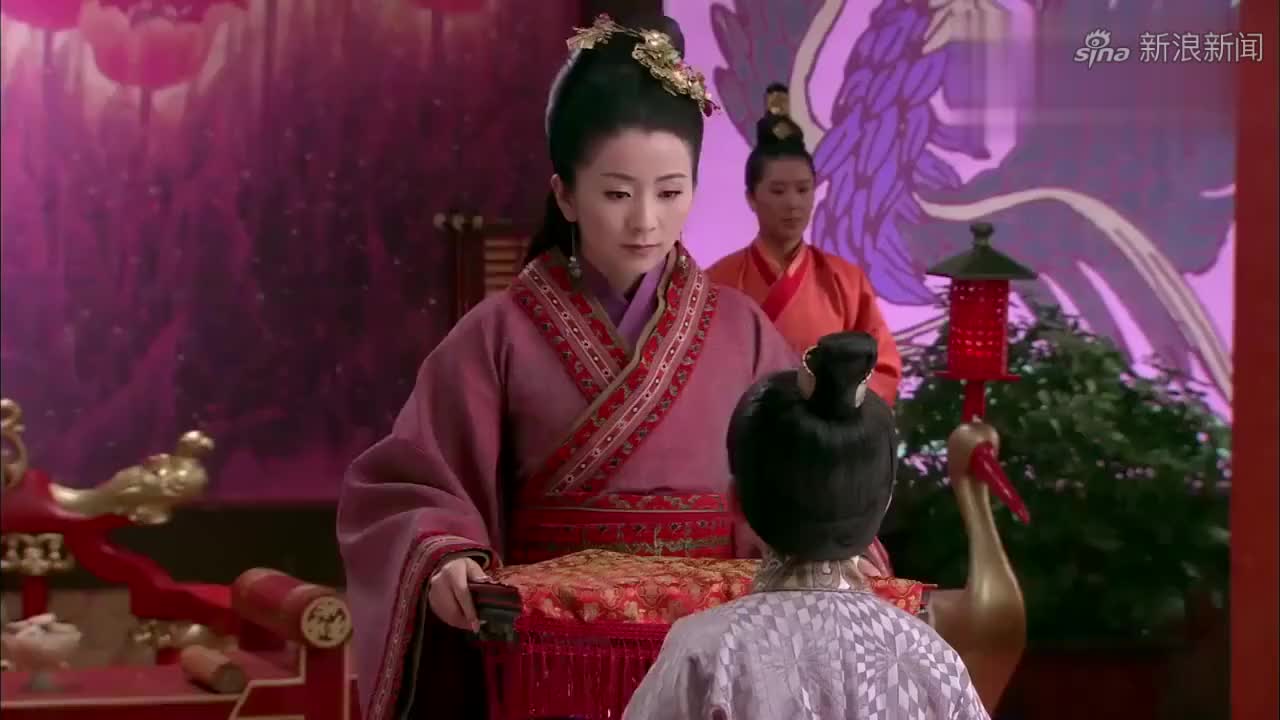 王后看上宠妃的珍珠衫,妃子直接双手奉送,怎料王后竟命人剪碎它