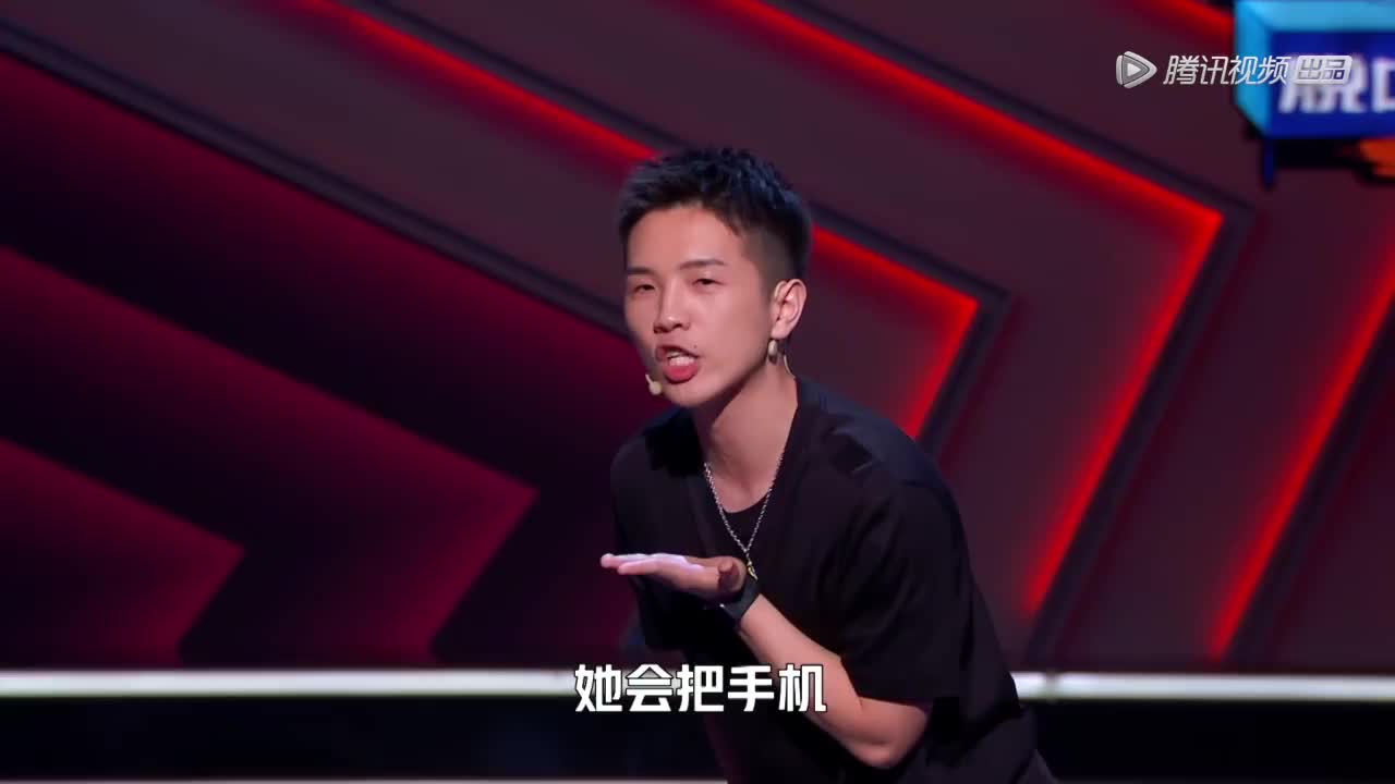 两个小伙女装打扮太辣眼睛,表演脱口秀《如此幸福》啥都敢说