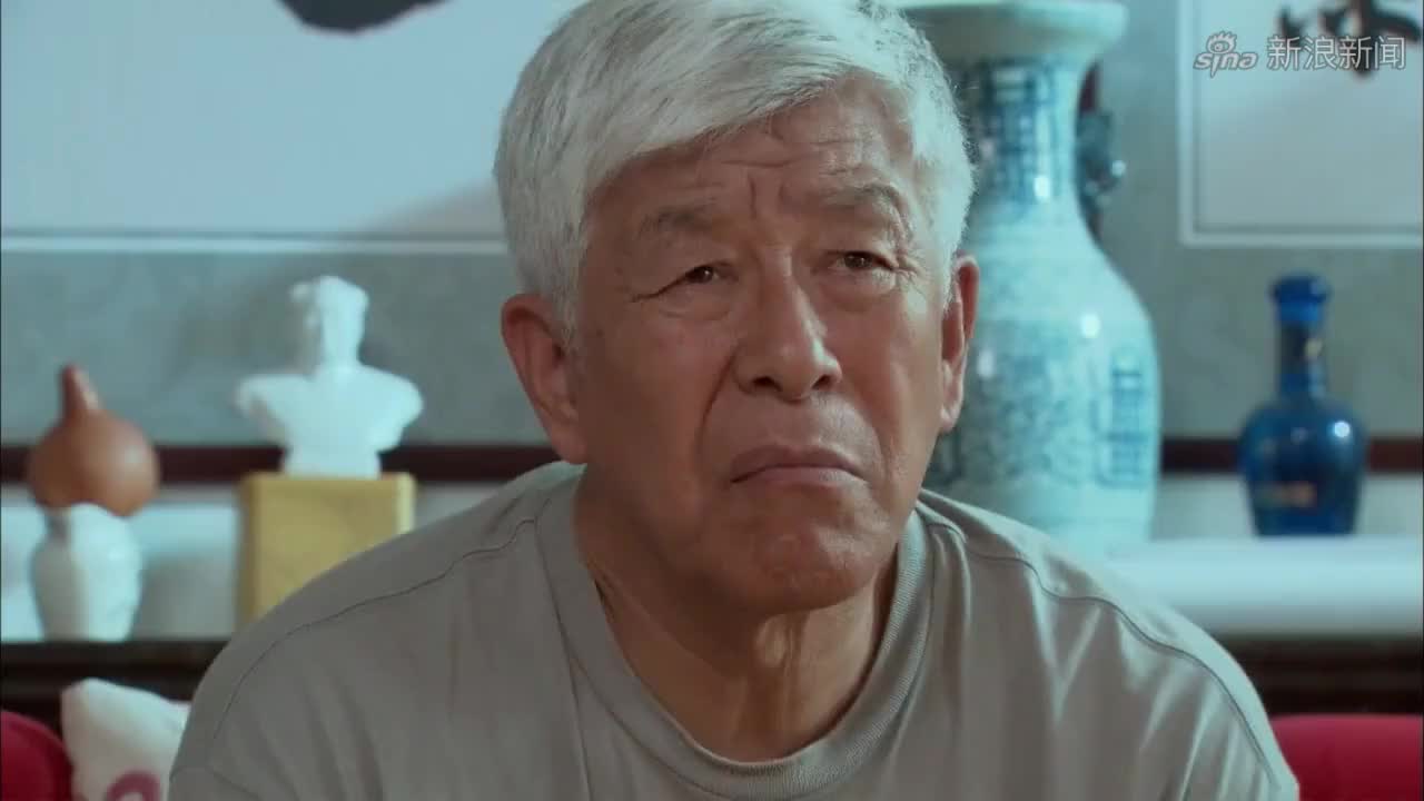 幸福满院:两人走在路上,女子知道健平被打了