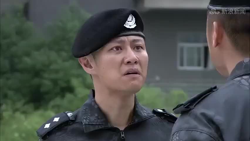 段卫兵要结婚了,低调向队长递上申请,谁知队长大喊:你要结婚啦