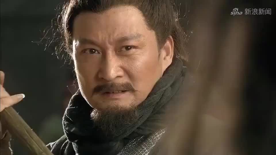 水浒传:洪教头咄咄逼人,林冲摆出一式拔草寻蛇,一棒打跪洪教头