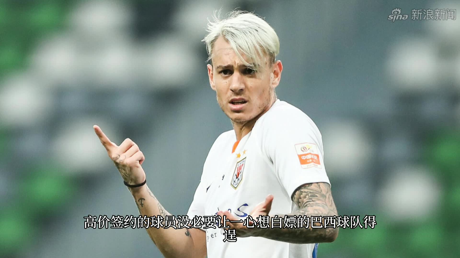 巴西u18女排和传奇二传弗法奥一起训练