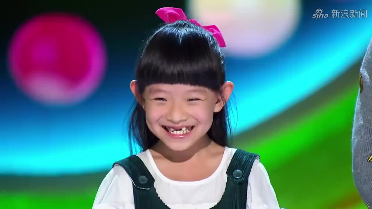 歌声的翅膀:连狗狗都认真听歌!简直太可爱了,真乖!