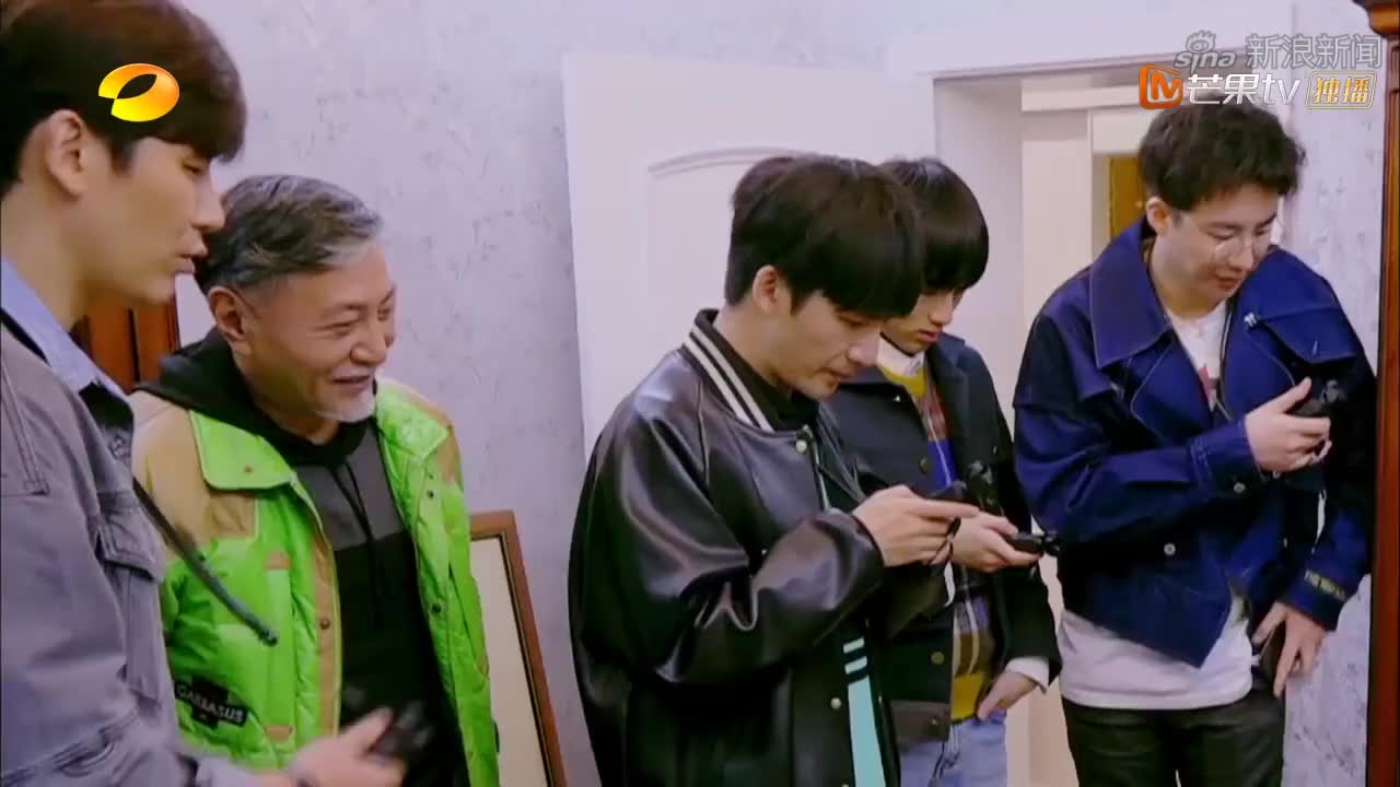 牛犇有一箱子奖状,随便拿一个都是金鸡奖,于伟光满脸羡慕