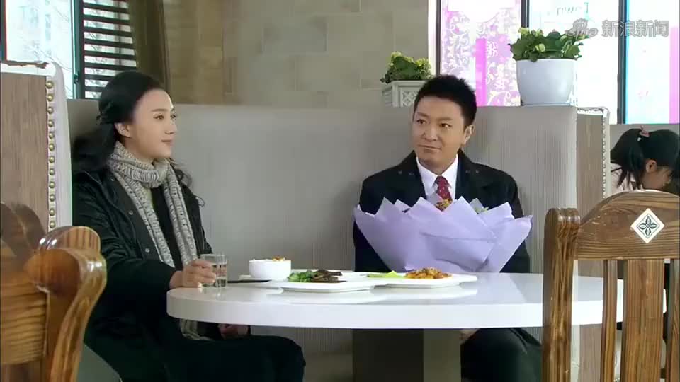 生死相依:麦青得知蓝卓喜欢程护士,程护士提着东西来到蓝卓家