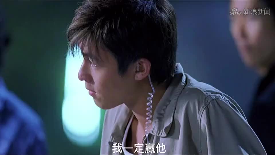 极速传说:两代车神约战,老车神用两只手掌做赌注,这气场真霸气