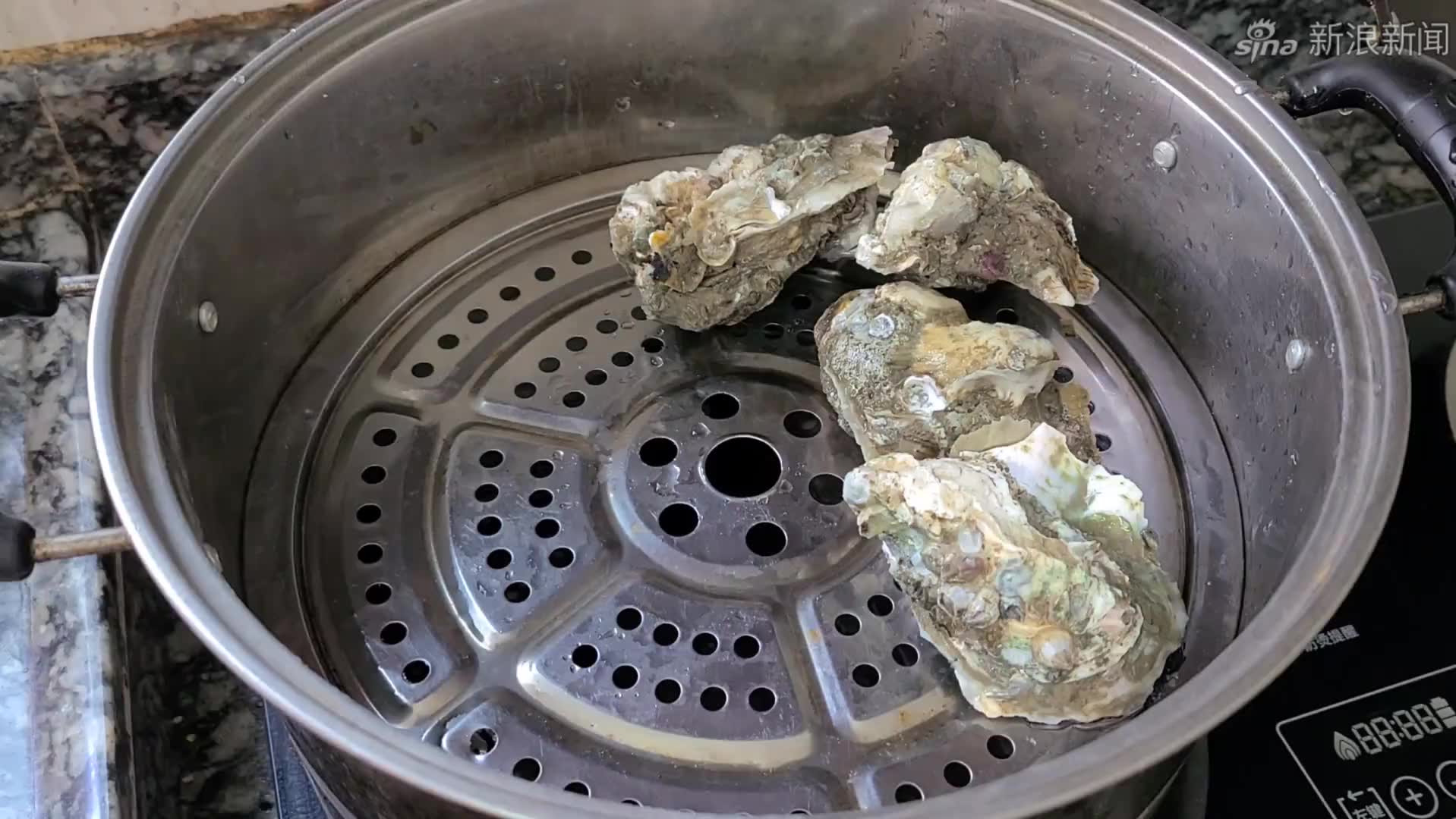 生蚝的内脏是可以吃的,尤其是里面黑色的东西,非常有营养!