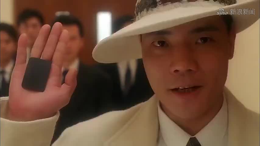 周星驰电影爆笑片段,星爷和达叔去偷枪,走得太急把达叔落下了