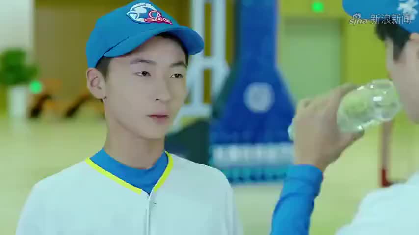 我们的少年时代:谭耀耀替班小松带话,邬童听完,直接喷他一脸水