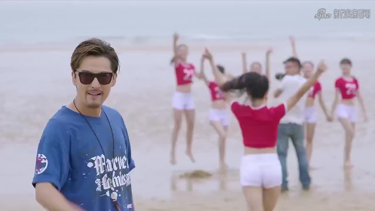 旋风十一人:足球拉拉队成立,拉拉队员穿队服拍写真,青春活力